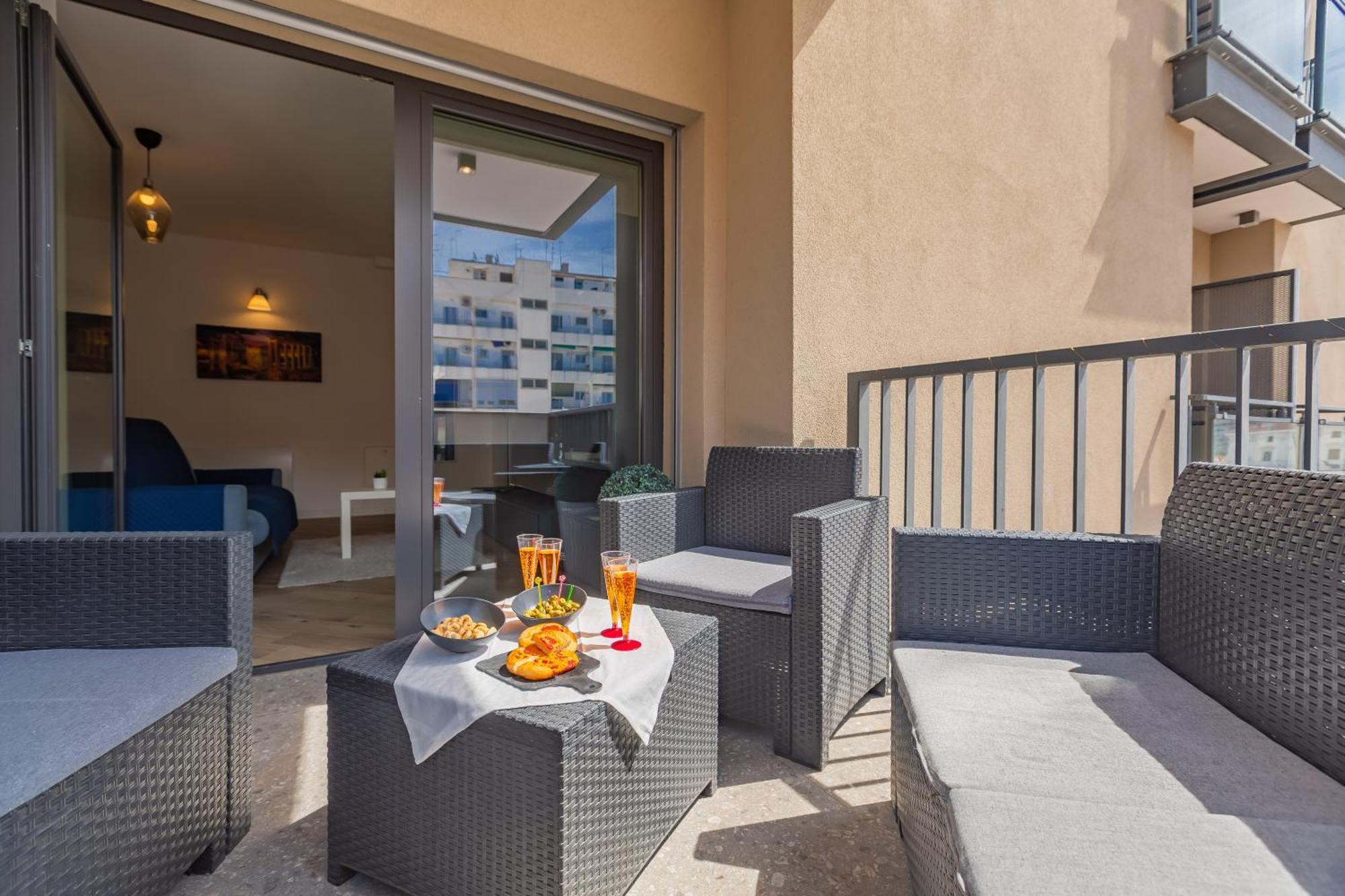 Aurealiving - Trastevere Suite With Rooftop & Gym, Your Place In Рим Екстериор снимка