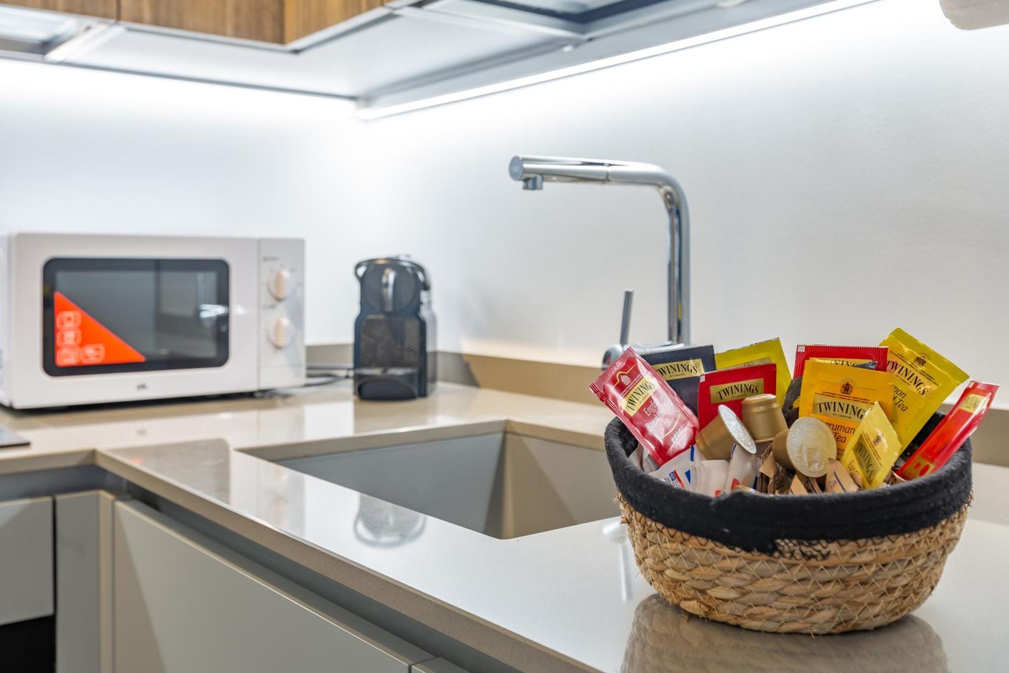 Aurealiving - Trastevere Suite With Rooftop & Gym, Your Place In Рим Екстериор снимка